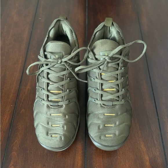 Nike Air VaporMax Plus Sneakers Menโs Moss Green 10 - Picture 1 of 11